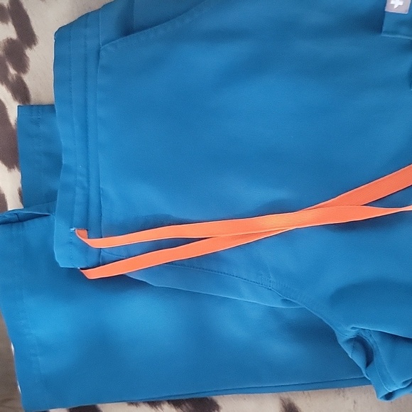 Figs scrubs - Picture 3 of 3